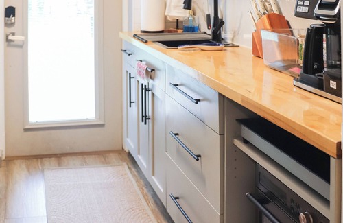 Southwest Cabaña | Minutes from Downtown & Beach. Cottage on a Park in a Historic Neighborhood