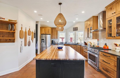 St. Michaels Casa | Minutes from Downtown St. Michaels | Pool | Kayaks | 350 Ft of Shoreline | Luxur