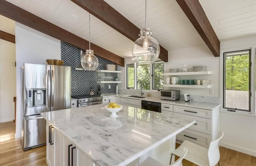 Wye Mills Casa | Mill Creek - Cool Cool Waterfront Home - ¡Piscina, parrilla, muelle, kayaks!