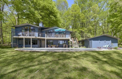 Wye Mills Casa | Mill Creek - Cool Cool Waterfront Home - ¡Piscina, parrilla, muelle, kayaks!