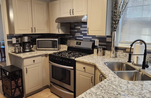 Fairburn Casa | Minutes from I-85, Mass Trans, Airport, & ATL, WiFi work area, yard, washer/dry