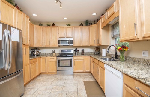 Sevierville Chalet De Esquí | Minutes from Parkway, huge yard, spacious 4/3, pets welcome