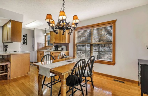 Reeds Spring Cabina | Minutes from SDC! Pools! Scenic Wooded Views! Lake!