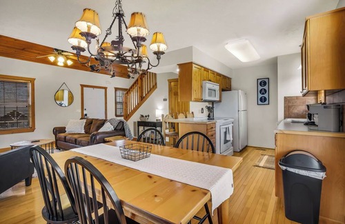 Reeds Spring Cabina | Minutes from SDC! Pools! Scenic Wooded Views! Lake!