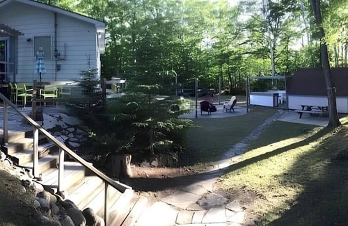 Sauble Beach Cabaña | Minutes from the beach, large 3 bedroom, huge yard, fire pit,outdoor bar,hot tub