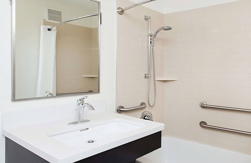 Horsham Casa | Minutes from Wings of Freedom Aviation Museum! Free Parking, Pets Allowed