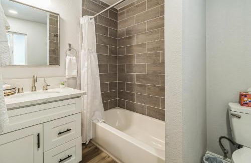 Raisin Casa | Minutes to Airport hospitals shopping AC and Smart TVs