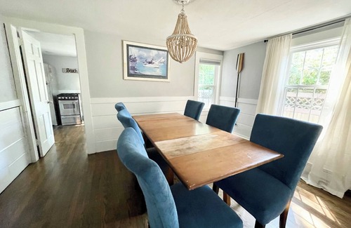 Buzzards Bay Cabaña | Minutes to beaches & canal Family friendly updated beach house