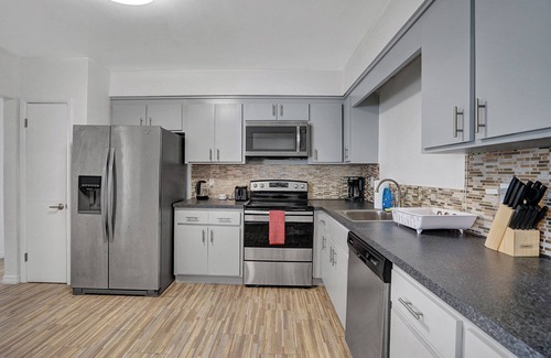 The Roads Casa | Minutes to Brickell & Little Havana - Pool
