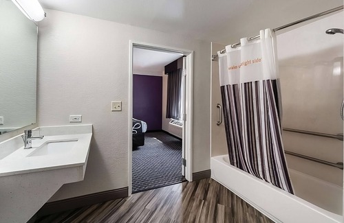 Arsenal Casa | Minutes to Chris Park! 3 Family-friendly Units, Outdoor Pool, FREE Parking!