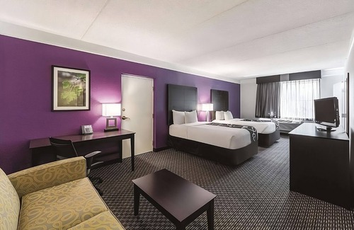 Arsenal Casa | Minutes to Chris Park! 3 Family-friendly Units, Outdoor Pool, FREE Parking!