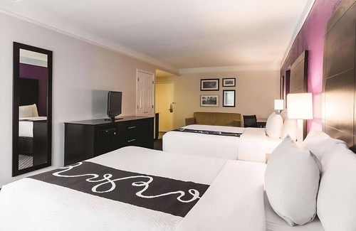 Arsenal Casa | Minutes to Chris Park! 3 Family-friendly Units, Outdoor Pool, FREE Parking!