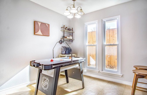 Allen Casa | Minutes to Convention center, family retreat, Pet-Friendly! King bed