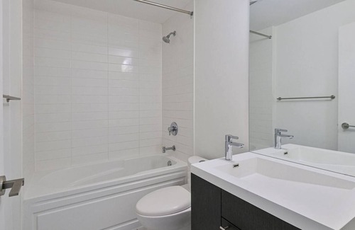 Financial District Condominio | Minutes to Downtown Core, 1 Bed 1 Bath Condo Suite