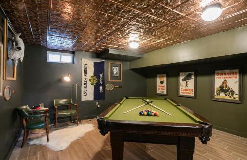 Franklin Casa | Minutes to Downtown Franklin Bar w Pool Table