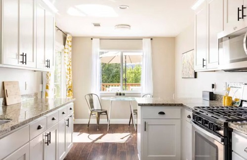 Atascadero Casa | Minutes to downtown & wineries. private yard, bocci court, BBQ