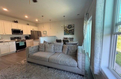 Huntcliff Casa | Minutes to Fort Jackson! Family Friendly 3-bed Townhome - Sleeps 5 w/ King Bed