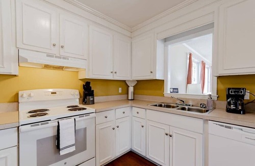Hopkins Casa | Minutes to Fort Jackson- Stay at the Breeze on Inn
