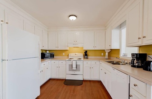 Hopkins Casa | Minutes to Fort Jackson- Stay at the Breeze on Inn
