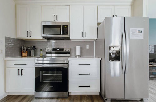 Renton Casa | Minutes to Freeway, 2bedroom/1bath with 200Mbps WiFi, Free parking, +Backyard.