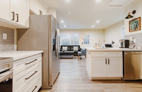Renton Casa | Minutes to Freeway, 2bedroom/1bath with 200Mbps WiFi, Free parking, +Backyard.