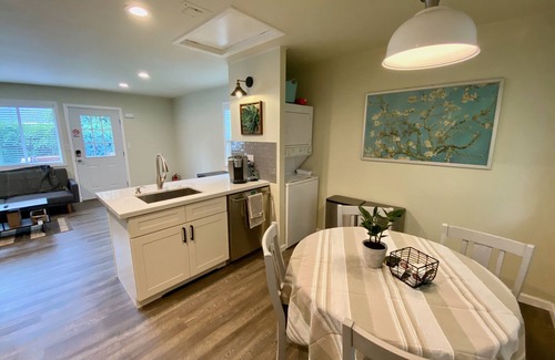 Renton Casa | Minutes to Freeway, 2bedroom/1bath with 200Mbps WiFi, Free parking, +Backyard.