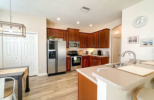 Ruskin Casa | Minutes to I-75 & HWY-41! Private Room w/WIFI, Queen Bed, Desk & TV