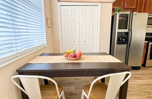 Ruskin Casa | Minutes to I-75 & HWY-41! Private Room w/WIFI, Queen Bed, Desk & TV