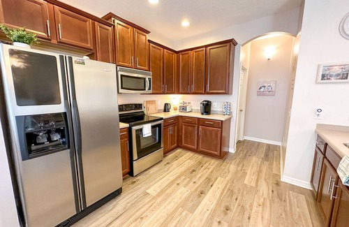 Ruskin Casa | Minutes to I-75 & HWY-41! Private Room w/WIFI, Queen Bed, Desk & TV