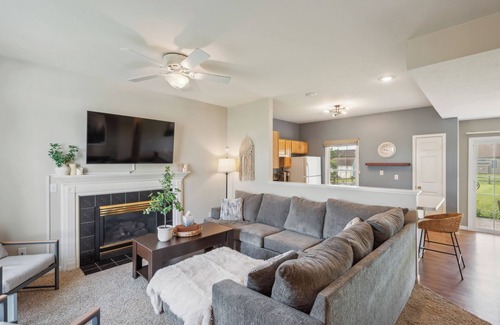 Granger Casa | Minutes to ND-Sleeps 10+, Family+Pet-Friendly, Early Check-In, Big Yard & Clean!