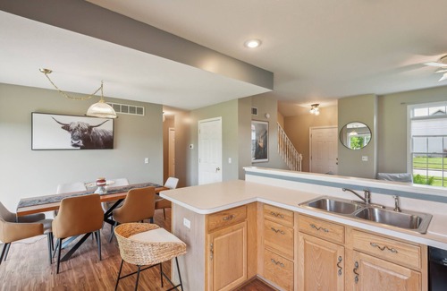 Granger Casa | Minutes to ND-Sleeps 10+, Family+Pet-Friendly, Early Check-In, Big Yard & Clean!