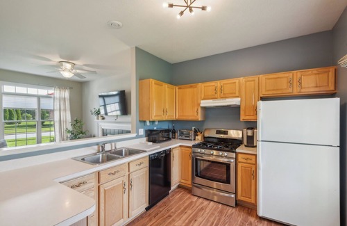 Granger Casa | Minutes to ND-Sleeps 10+, Family+Pet-Friendly, Early Check-In, Big Yard & Clean!