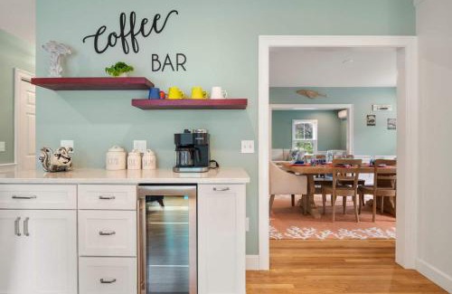West Dennis Casa | Minutes to Oceanside beaches Private Deck and Backyard