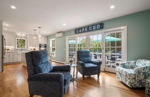West Dennis Casa | Minutes to Oceanside beaches Private Deck and Backyard