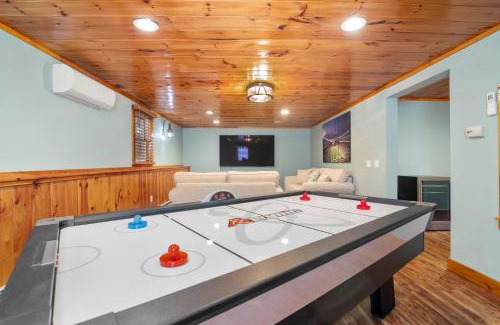 West Dennis Casa | Minutes to Oceanside beaches Private Deck and Backyard