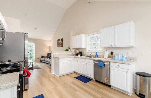 Lewis Center Casa | Minutes to Polaris Mall, New Stainless Steel Appliances + Flooring, Spacious 3bd