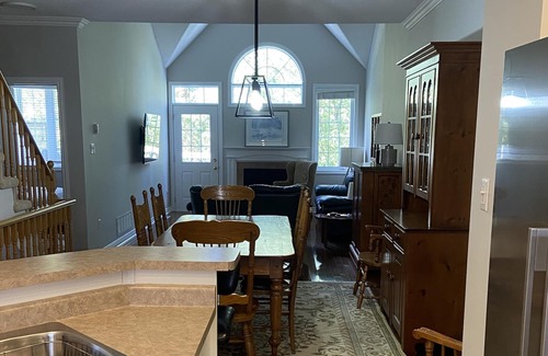 Thornbury Casa | Minutes to slopes and downtown Thornbury. Pet Friendly family home with game rm.