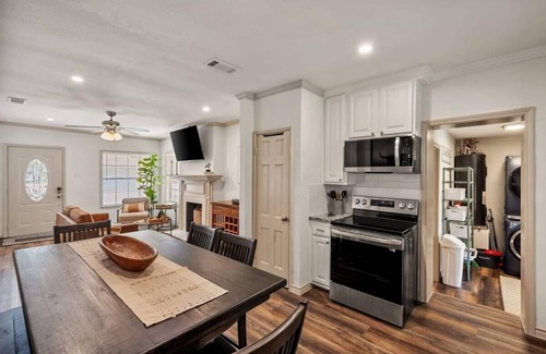 Westcliff Casa | Minutes to TCU! Modern Model Home. Patio. BBQ.