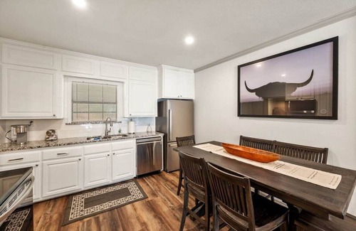 Westcliff Casa | Minutes to TCU! Modern Model Home. Patio. BBQ.