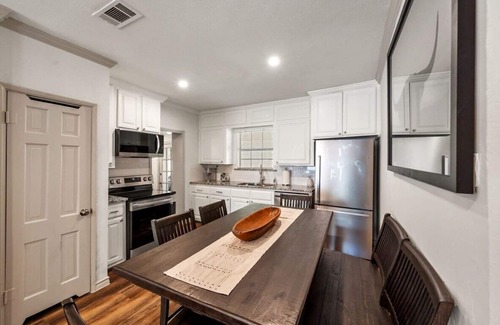 Westcliff Casa | Minutes to TCU! Modern Model Home. Patio. BBQ.