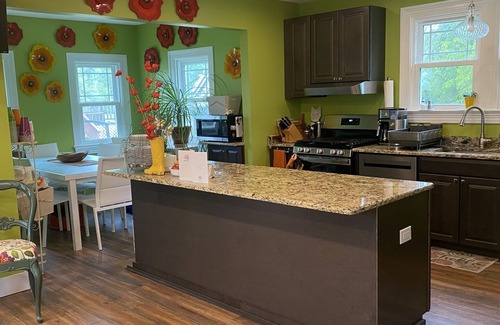 Kings Creek Landing Casa | Minutes to the BEACH! Boat friendly, fire pit, bocci & large yard for famly fun!