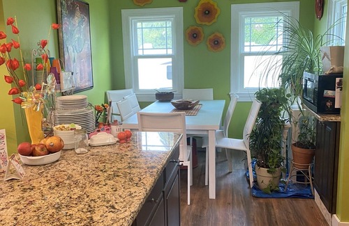 Kings Creek Landing Casa | Minutes to the BEACH! Boat friendly, fire pit, bocci & large yard for famly fun!
