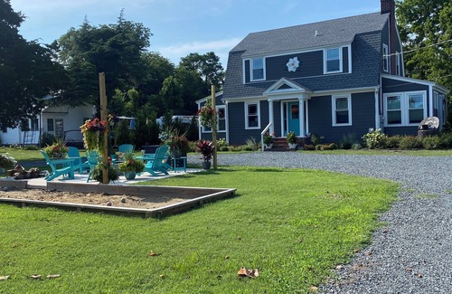 Kings Creek Landing Casa | Minutes to the BEACH! Boat friendly, fire pit, bocci & large yard for famly fun!