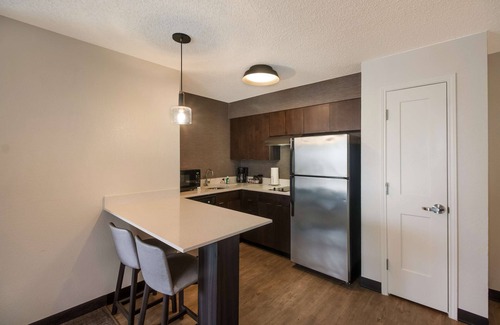 Richardson Hotel | Minutes to The Dallas Arboretum and Botanical Gardens! Private Kitchen, Parking