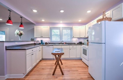 Bristol Casa | Minutes to the iconic State Street & King University. Local park in back yard!