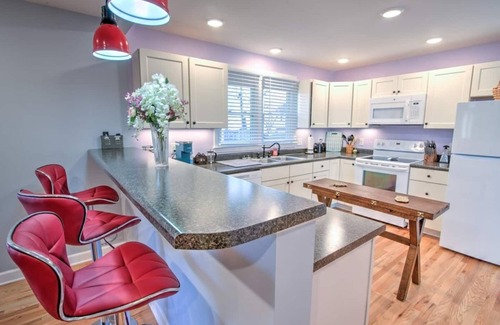 Bristol Casa | Minutes to the iconic State Street & King University. Local park in back yard!