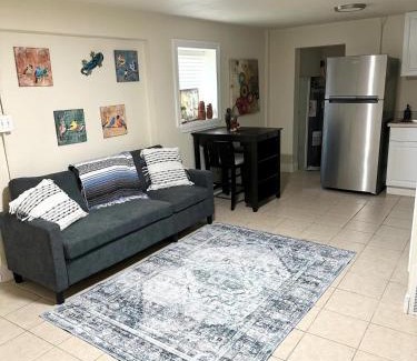 Near East Side Apartamento | Minutes to the River Walk and the Alamo Pet Friendly Sleeps 8!