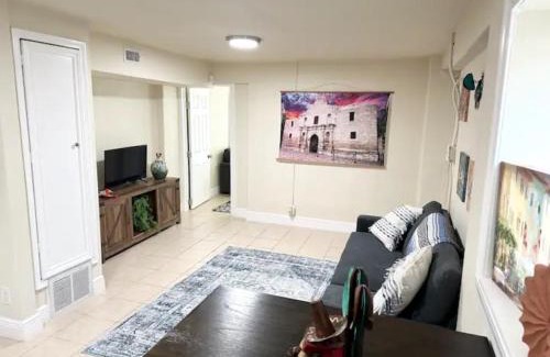 Near East Side Apartamento | Minutes to the River Walk and the Alamo Pet Friendly Sleeps 8!