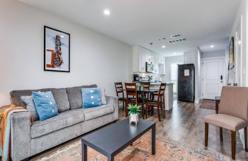 South Lamar Condominio | Minutes to trendy spots, free parking, new inside!