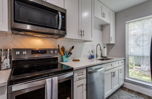 South Lamar Condominio | Minutes to trendy spots, free parking, new inside!